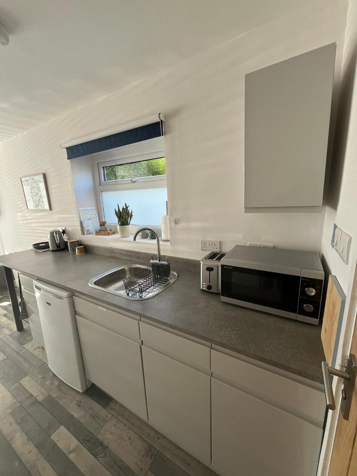 Entire Guest Suite In Four Mile Bridge, Rhoscolyn วัลเลย์ ภายนอก รูปภาพ